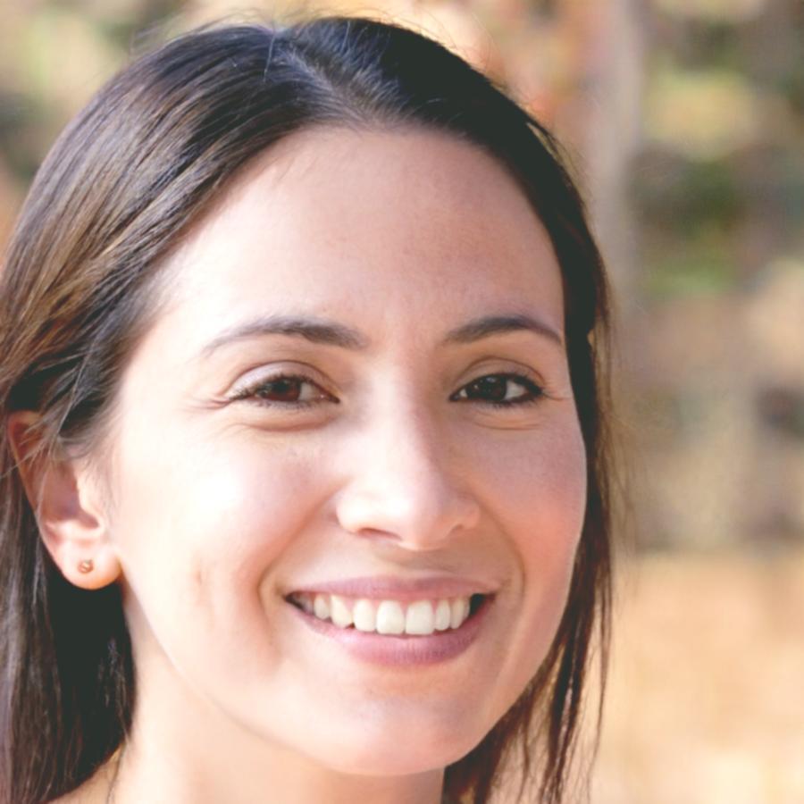 Retrato profesional de Violeta Zafra, especialista en movilidad funcional
